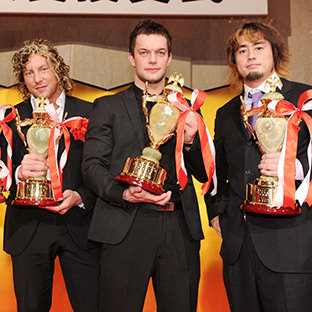 ベストバウトを受賞した左から、飯伏幸太（ＤＤＴ）、ケニー・オメガ（ＤＤＴ）、プリンス・デヴィット（新日本プロレス）、田口隆祐（新日本プロレス）