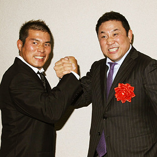 望月成晃、永田裕志(右)