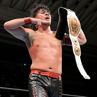 ベルトを掲げる中邑真輔