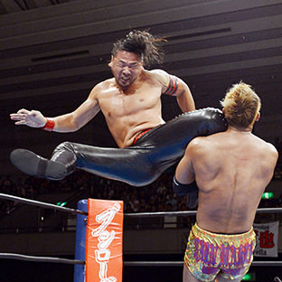 中邑真輔×オカダ・カズチカ、オカダ・カズチカをトップロープからのニーを決める中邑真輔（左）