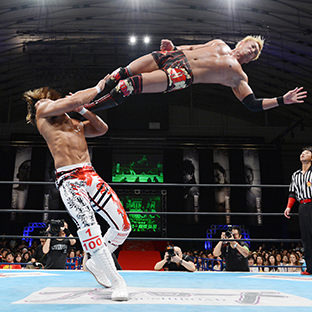 ＩＷＧＰヘビー級選手権、オカダ・カズチカ×棚橋弘至（左）