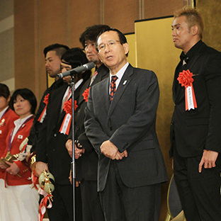 あいさつする福田富昭日本レスリング協会会長