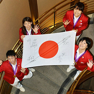 吉田沙保里（左上）から時計回りで伊調馨、小原日登美、米満達弘