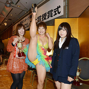 (左から)宝城カイリ、愛川ゆず季、夕陽