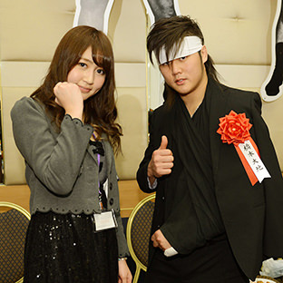 ＡＫＢ４８・小森美果（左）と橋本大地