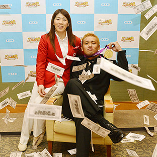 オカダ・カズチカ(右)と吉田沙保里