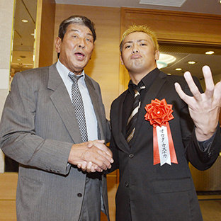 坂口征二、オカダ・カズチカ(右)