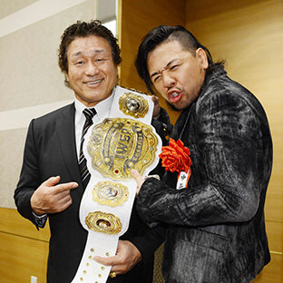 天龍源一郎（左）と中邑真輔（右）