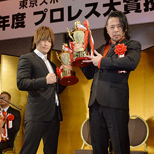 ベストバウトの中邑真輔(右)と飯伏幸太