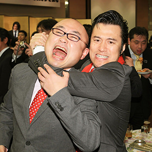 ユリオカ超特Ｑ(左)にスリーパーを決めるアントニオ小猪木