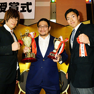左から年間最高試合賞・飯伏幸太、DDT高木三四郎社長、新人賞・竹下幸之助