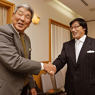 坂口征二新日本プロレス相談役と特別功労賞・小橋建太