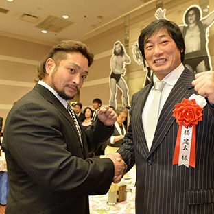 特別功労賞の小橋建太と敢闘賞の関本大介