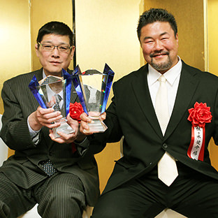 (左から)功労賞の田上明、佐々木健介