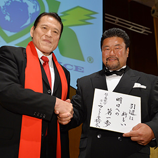 佐々木健介引退記念パーティー、アントニオ猪木(左)と佐々木健介