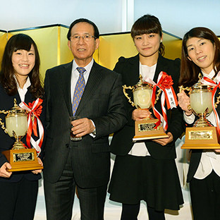 (左から)浜田千穂、登坂絵莉、福田富昭会長、伊調馨、吉田沙保里