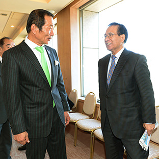 福田富昭レスリング協会会長とキックボクシング伊原信一会長