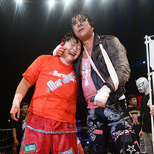 ノーロープ有刺鉄線電流爆破,爆破バット＆電気イス四面楚歌地獄デスマッチ、大仁田厚(右)、長与千種