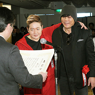 表彰を受ける大仁田厚(右)、長与千種