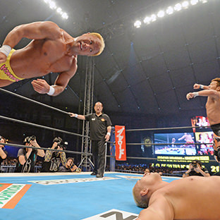 高橋裕二郎にこけしをきめフィニッシュする本間朋晃（左）