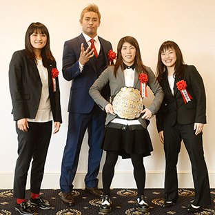 （左から）伊調馨、オカダ・カズチカ、吉田沙保里、登坂絵莉