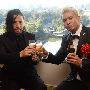 （左から）中邑真輔、オカダ・カズチカ