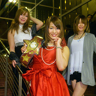 （左から）宝城カイリ、紫雷イオ、岩谷麻優