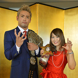 紫雷イオ（右）とオカダ・カズチカ