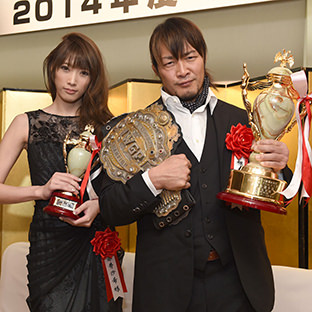 赤井沙希(左)と棚橋弘至