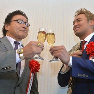 天龍源一郎とオカダ・カズチカ（右）