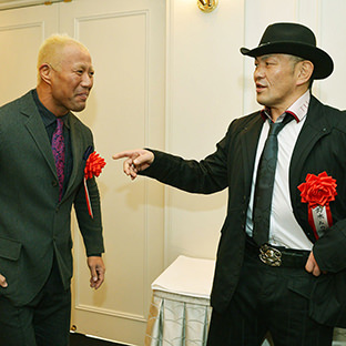 本間朋晃(左)と鈴木みのる