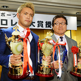 （左から）オカダ・カズチカ、天龍源一郎