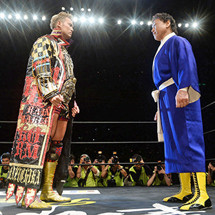 オカダ・カズチカとにらみあう天龍源一郎(右)