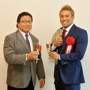 天龍源一郎(左)とオカダ・カズチカ