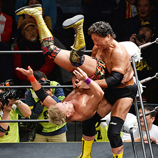 天龍源一郎×オカダ・カズチカ、パワーボムをしかける天龍（右）