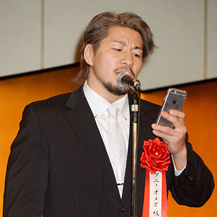 ケニー・オメガの代理で技能賞を受け取った高橋裕二郎