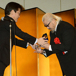 ハヤブサの代理で功労賞を受け取るミスター雁之助