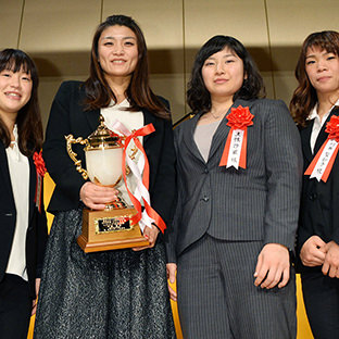 （左から）登坂絵莉、伊調馨、土性沙羅、川井梨紗子