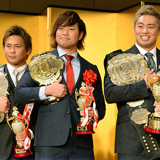 （右から）オカダ・カズチカ、宮原健斗、中嶋勝彦