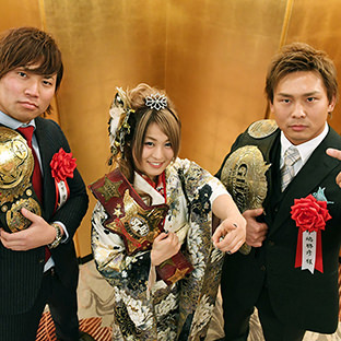 （左から）宮原健斗、紫雷イオ、中嶋勝彦