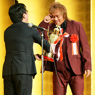 トロフィーを見つめる内藤哲也