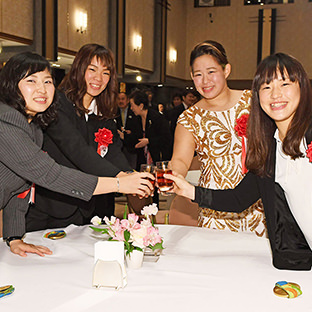 （左から）土性沙羅、川井梨紗子、橋本千紘、登坂絵莉