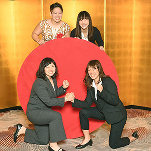 （前左から）土性沙羅、川井梨紗子、後列左から橋本千紘、登坂絵莉