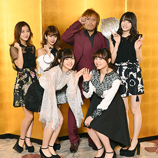 ℃-uteと内藤哲也（中央）