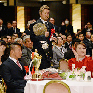 オカダ・カズチカ（奥）と丸藤正道、右手前は山田邦子