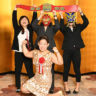 橋本千紘（手前）、奥左からマスクが取れた登坂絵莉、マスク姿の土性沙羅、川井梨紗子