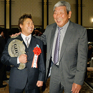 中嶋勝彦(左)と坂口征二