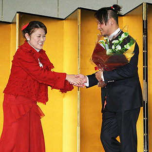 年間最高試合賞の丸藤正道を激励した山田邦子(左)