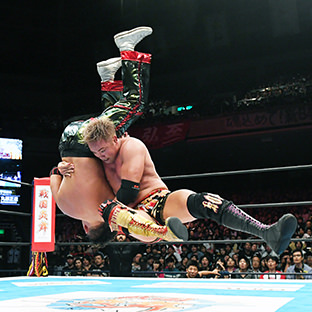 エメラルド・フロウジョンで丸藤正道を攻めるオカダ・カズチカ(右)