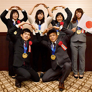 （左から）奥野春菜、高橋侑希、土性沙羅、文田健一郎、須崎優衣、川井梨紗子